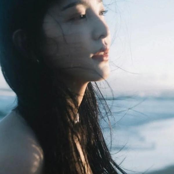 给小酒馆女子喝高杯酒